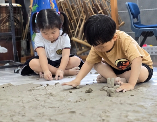 흙밟기 놀이시간! 맨발로 흙의 감촉을 느껴보았어요.